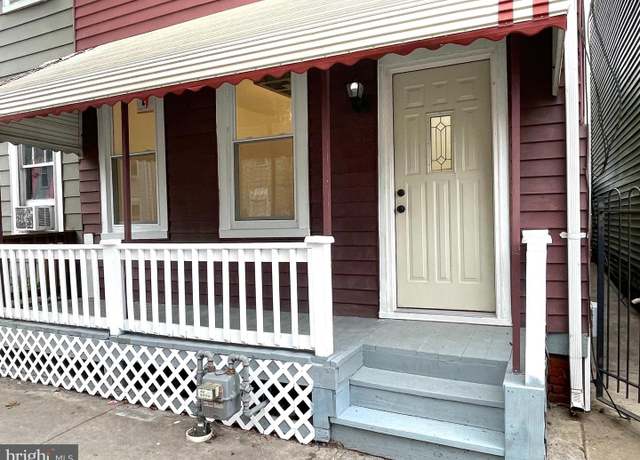 Property at 425 W College Ave, York, PA 17401, 4 beds, 2 baths