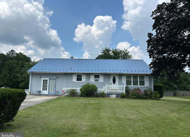 Property at 955 Maple Ln, Hanover, PA 17331, 2 beds, 2 baths