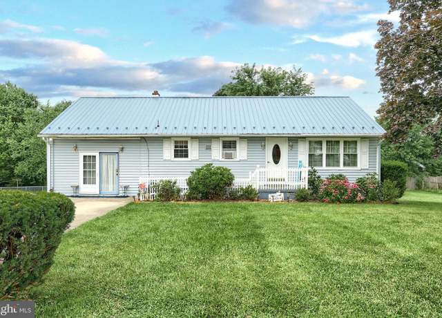 Property at 955 Maple Ln, Hanover, PA 17331, 2 beds, 2 baths