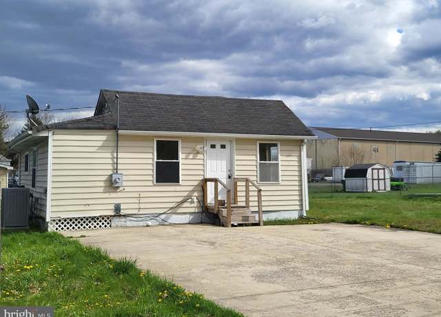 Property at 15 Meadow Rd, New Castle, DE 19720, 3 beds, 2 baths