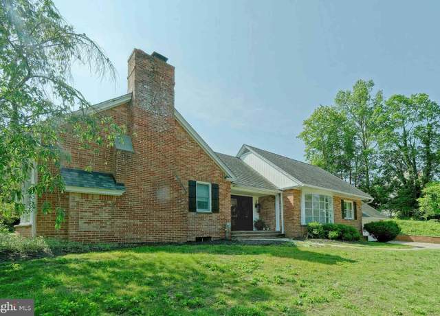 Property at 10 Lake Dr, Woodbury, NJ 08096, 4 beds, 3 baths