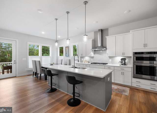 Property at 4635 Wood Glen Rd, Fairfax, VA 22032, 5 beds, 4.5 baths
