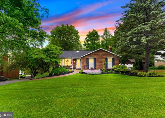 Property at 29 Farmington Dr, York, PA 17407, 3 beds, 1.5 baths