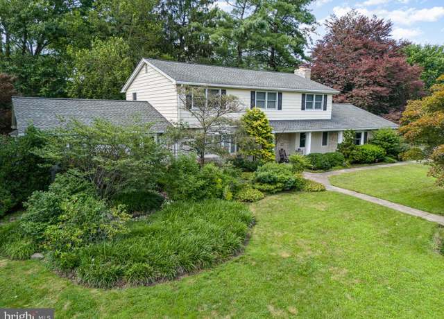 Property at 901 Stratford Dr, Carlisle, PA 17013, 5 beds, 3.5 baths