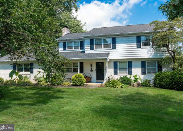 Property at 2129 Stonecrest Dr, Lancaster, PA 17601, 4 beds, 3 baths