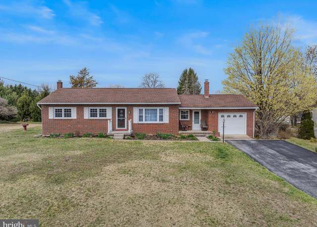 Property at 1635 Fairview Dr, Berkeley Springs, WV 25411, 3 beds, 1 bath