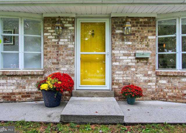 Property at 724 Long Ln, Gettysburg, PA 17325, 3 beds, 2.5 baths