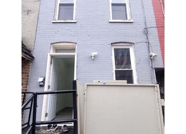 Property at 230 E Poplar St, York, PA 17403, 5 beds, 1.5 baths