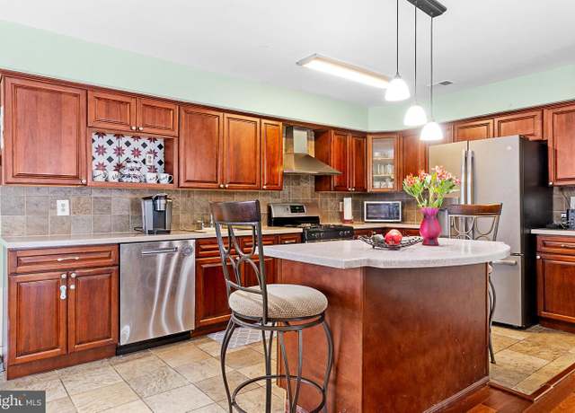 Property at 10233 Murty Ln, Philadelphia, PA 19116, 6 beds, 3.5 baths