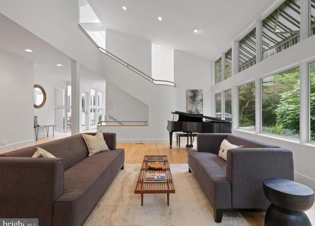Property at 10517 Sunlit Rd, Oakton, VA 22124, 5 beds, 4.5 baths