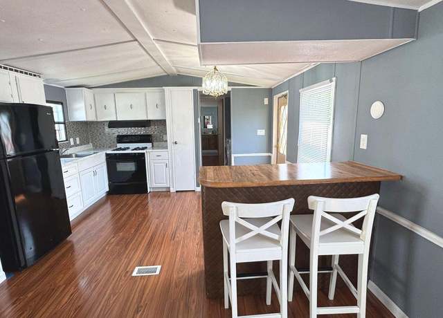 Property at 29 Rockywood Ln, Essex, MD 21221, 3 beds, 2 baths