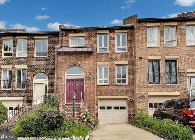 Property at 10224 Baltusrol Ct, Oakton, VA 22124, 2 beds, 3.5 baths