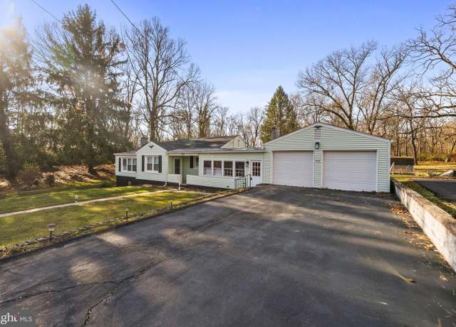 Property at 9732 Garis Shop Rd, Hagerstown, MD 21740, 4 beds, 1.5 baths