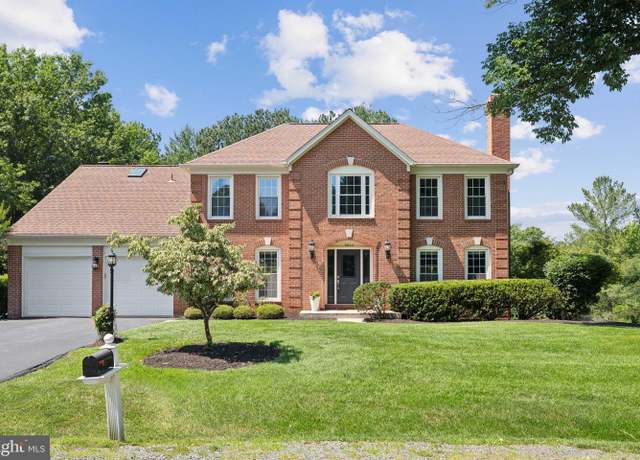 Property at 9802 Days Farm Dr, Vienna, VA 22182, 5 beds, 2.5 baths