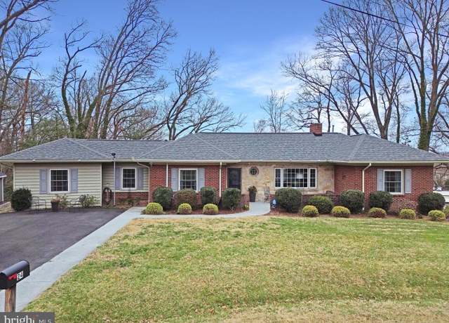 Property at 24 Marshall Pl, Fredericksburg, VA 22405, 5 beds, 2.5 baths