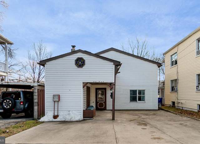 Property at 31 E Water St, Gettysburg, PA 17325, 4 beds, 2 baths