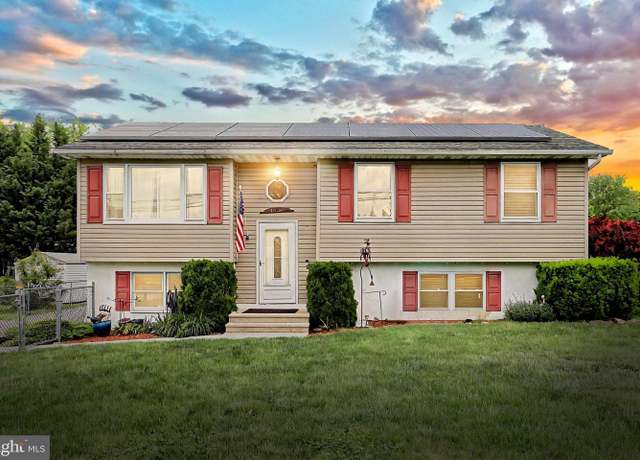 Property at 390 Hanover St, New Oxford, PA 17350, 3 beds, 2 baths