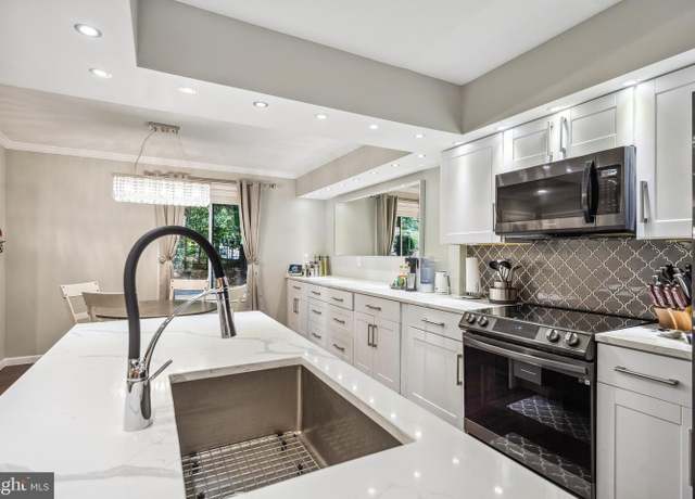 Property at 6004 Forrest Hollow Ln, Springfield, VA 22152, 3 beds, 3.5 baths