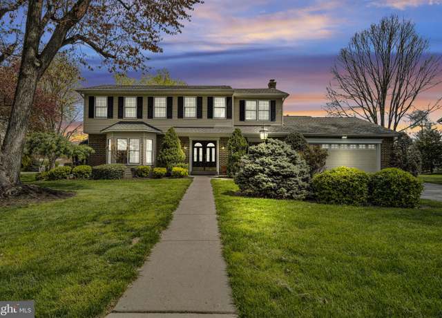 Property at 1121 Oak St, Carlisle, PA 17013, 5 beds, 3 baths