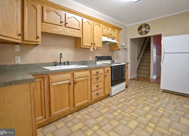 Property at 1527-1/2 Derry St, Harrisburg, PA 17104, 3 beds, 1 bath