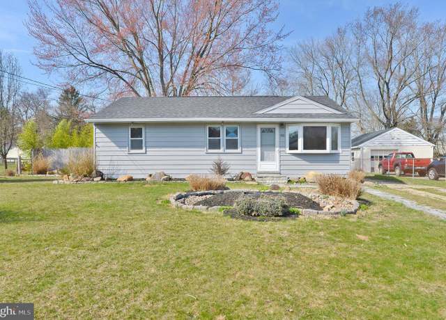 Property at 425 Florence Blvd, Williamstown, NJ 08094, 3 beds, 1 bath