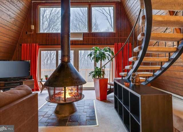 Property at 229 Brier Crest Rd, Blakeslee, PA 18610, 3 beds, 2.5 baths