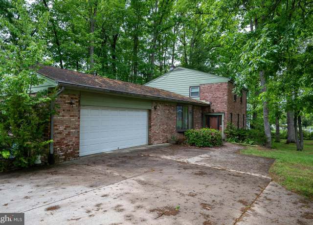 Property at 402 Old Courthouse Rd NE, Vienna, VA 22180, 5 beds, 3 baths