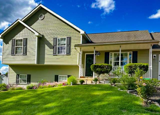 Property at 555 Oak Lee Dr, Ranson, WV 25438, 4 beds, 3 baths