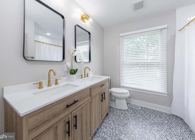 Property at 128 Robins Run W, Swedesboro, NJ 08085, 3 beds, 1.5 baths