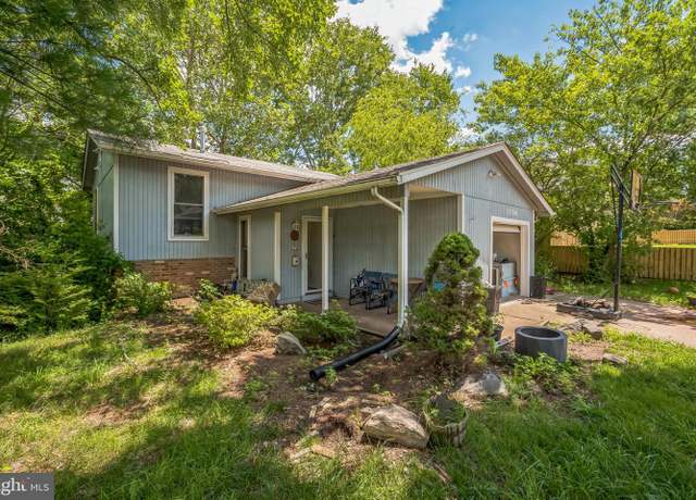 Property at 13706 Lynncroft Dr, Chantilly, VA 20151, 3 beds, 2 baths