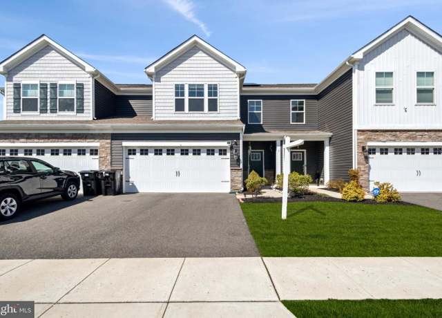 Property at 5 Roberta Way S, Medford, NJ 08055, 4 beds, 2.5 baths