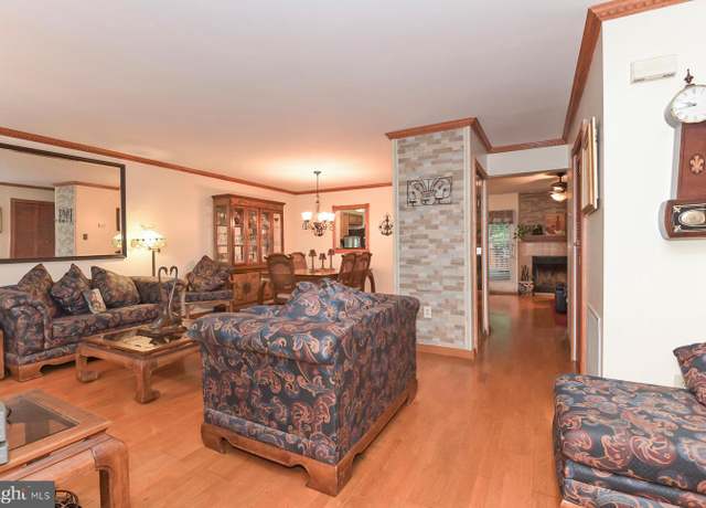 Property at 19 Magnolia Ct, Bordentown, NJ 08505, 3 beds, 2.5 baths