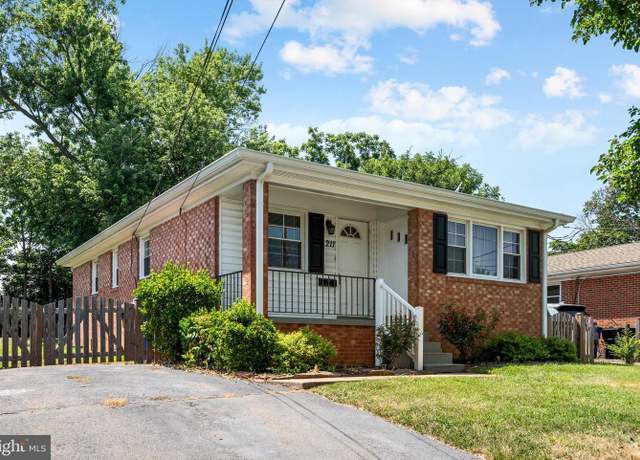 Property at 211 Catoctin Cir NE, Leesburg, VA 20176, 3 beds, 2 baths