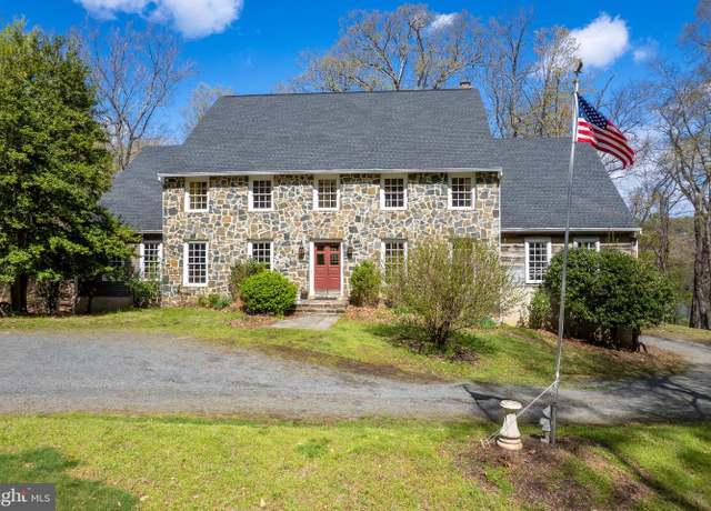 Property at 121 Yarnick Rd, Great Falls, VA 22066, 8 beds, 5 baths