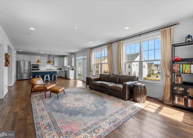 Property at 17968 Ridgewood Pl, Round Hill, VA 20141, 4 beds, 4.5 baths