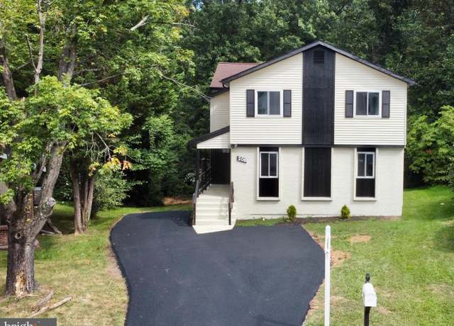 Property at 208 Keyes Ct, Sterling, VA 20164, 5 beds, 3.5 baths