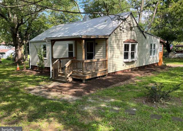 Property at 201 Oak Tree Rd, Kearneysville, WV 25430, 2 beds, 1 bath