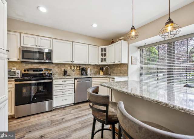 Property at 4 Crofton Cmns, Cherry Hill, NJ 08034, 3 beds, 2.5 baths