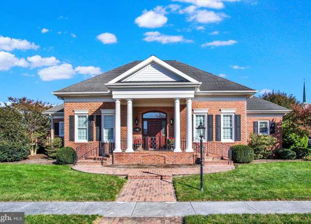 Property at 107 Oak St, Hanover, PA 17331, 3 beds, 3.5 baths