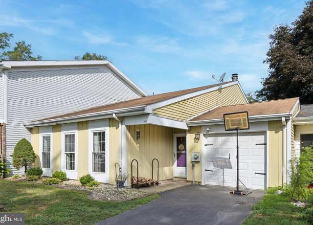 Property at 164 Commonwealth Dr, Newtown, PA 18940, 3 beds, 2.5 baths