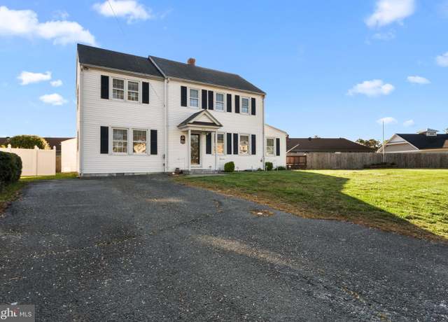 Property at 818 Essex St, Tappahannock, VA 22560, 3 beds, 1.5 baths