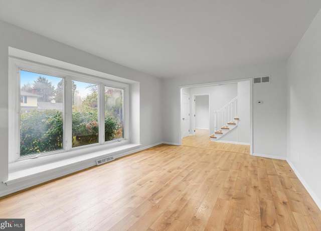 Property at 304 Stamford Dr, Newark, DE 19711, 4 beds, 2.5 baths