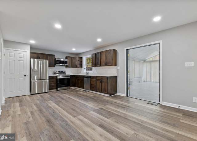 Property at 517 Decatur Rd, Stafford, VA 22554, 3 beds, 3 baths
