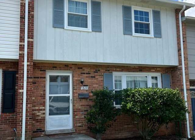 Property at 219 Overlook Ct, Fredericksburg, VA 22405, 3 beds, 2 baths
