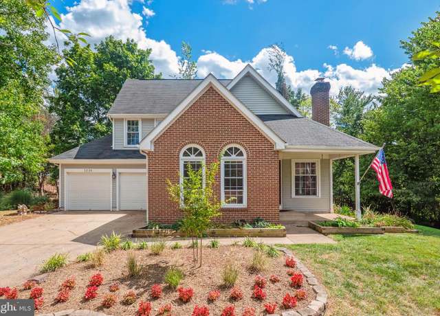 Property at 3220 Kinross Cir, Herndon, VA 20171, 3 beds, 2.5 baths