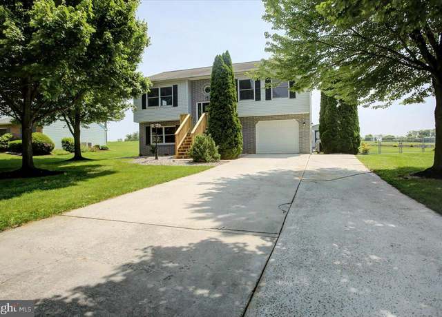 Property at 652 Greenfield Dr, Chambersburg, PA 17202, 3 beds, 2 baths