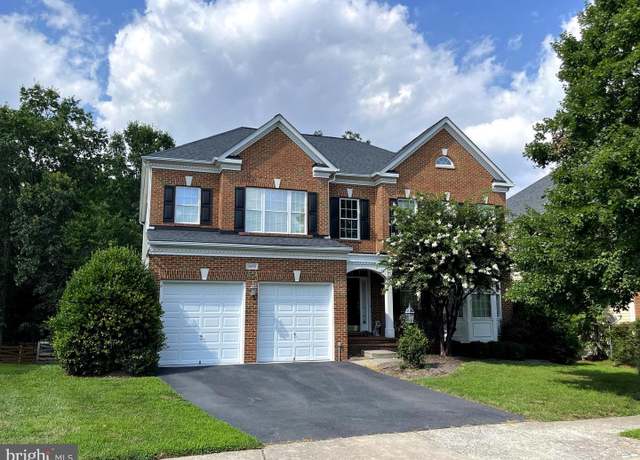 Property at 25670 S Village Dr, Chantilly, VA 20152, 4 beds, 4.5 baths