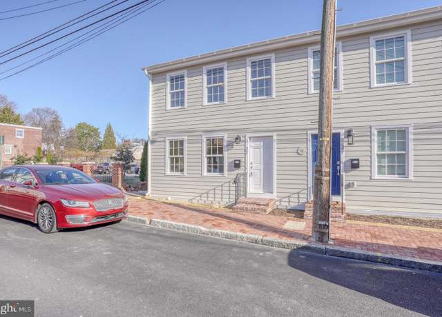 Property at 37 W 3rd St, New Castle, DE 19720, 3 beds, 2.5 baths