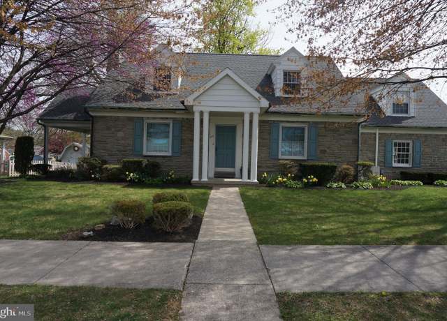 Property at 422 E Oak St, Palmyra, PA 17078, 3 beds, 2 baths