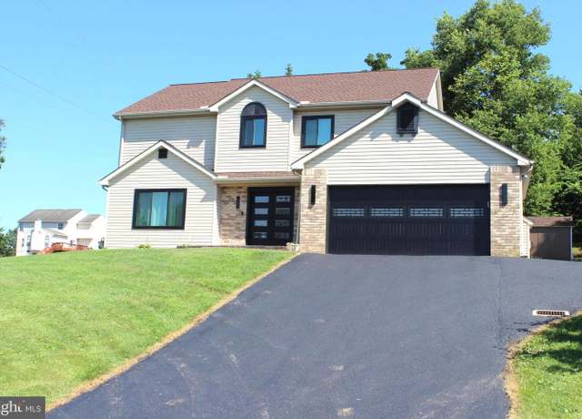 Property at 306 Mohawk Dr, Red Lion, PA 17356, 4 beds, 2.5 baths